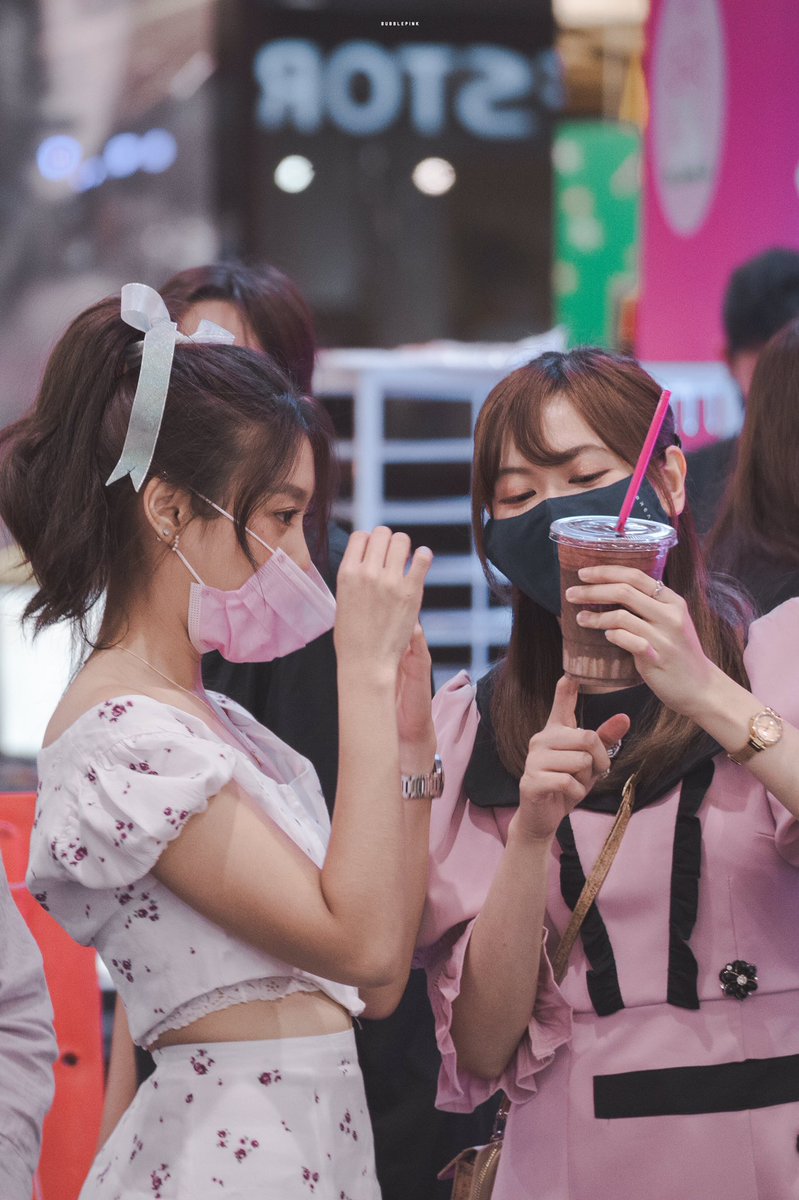 bubblepinkw's tweet photo. อาหย่อยป่าว💛⛄️

#KaewBNK48
#NoeyBNK48 https://t.co/KUtyfHBU5S