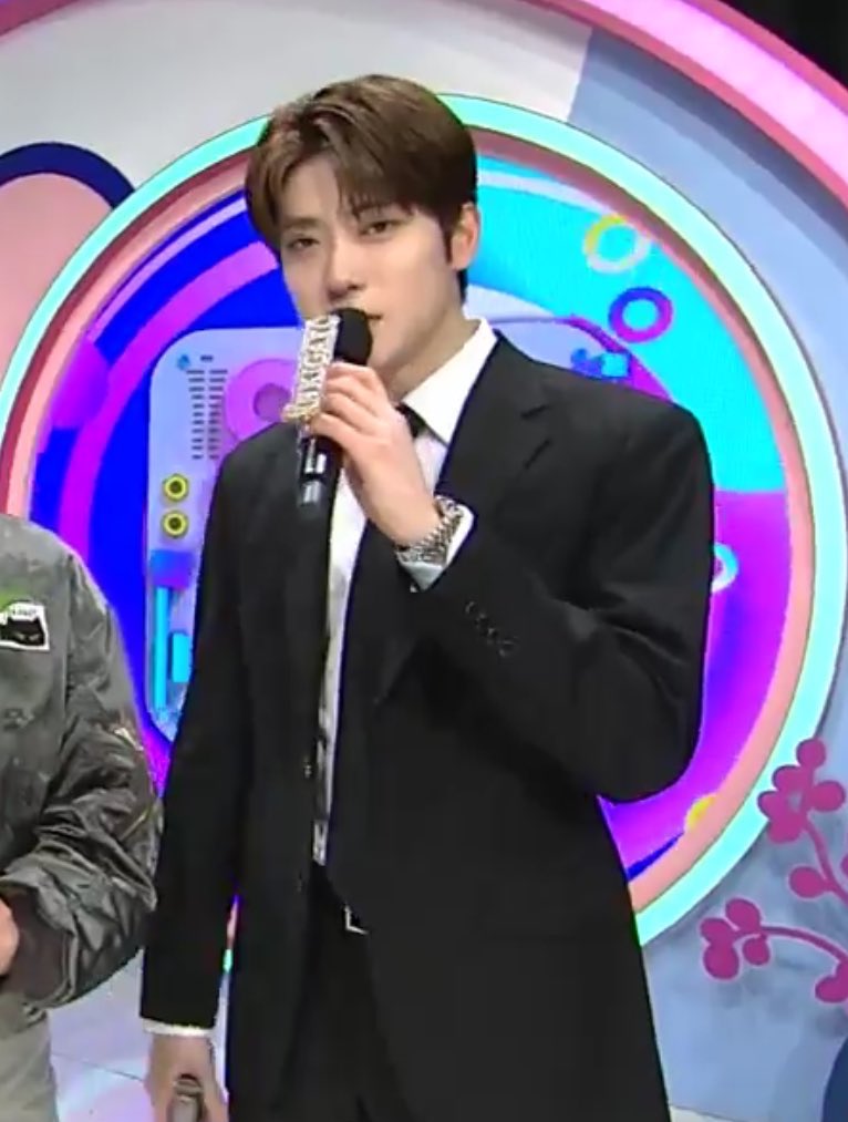 ใส่สูท ใส่นาฬิกาข้อมือด้วย หลังจากไม่เห็นใส่มาซักพัก