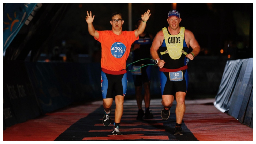 La hazaña deportiva del año: Chris Nikic, primer triatleta con síndrome de Down que acaba un Ironman.👏👏👏👏
cutt.ly/igKhZUP
