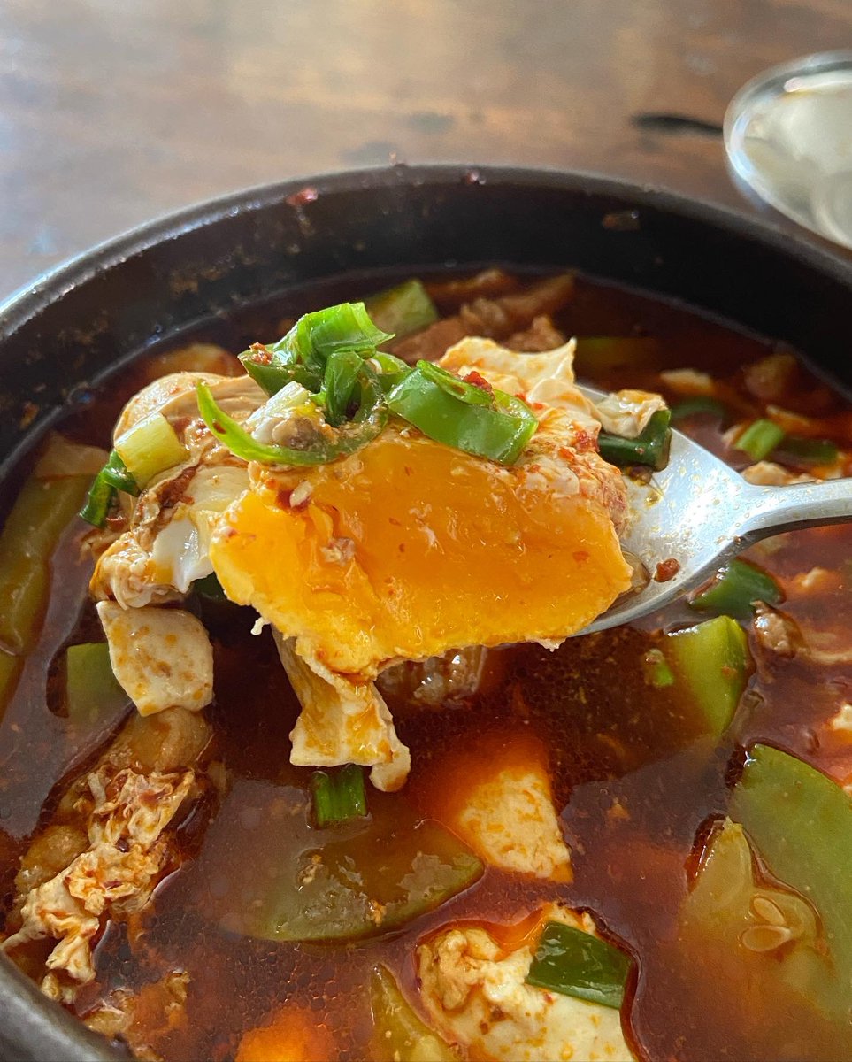 susanjungfood's tweet photo. #firstmeal cooked in our #temporaryflat #soondubu #chigae. It is so hard cook in an unfamiliar kitchen! Couldn’t find ingredients and some of my tools -including my #knives  - are in boxes somewhere! 😠 https://t.co/ZMQuD65mlC