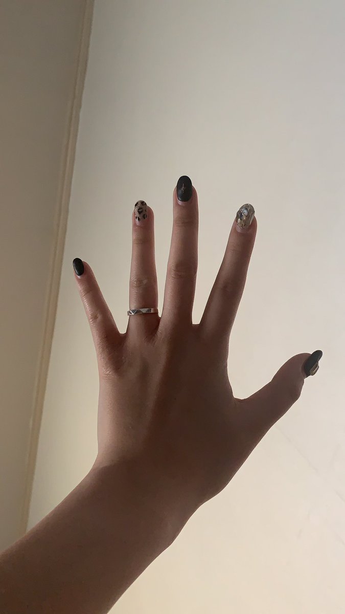 네일 바꿔야 하는데 어카지 디자인 너무 고민돼,,, 손톱은 계속 자라는데 디자인 고민 탓에 이도저도 못 하는 중