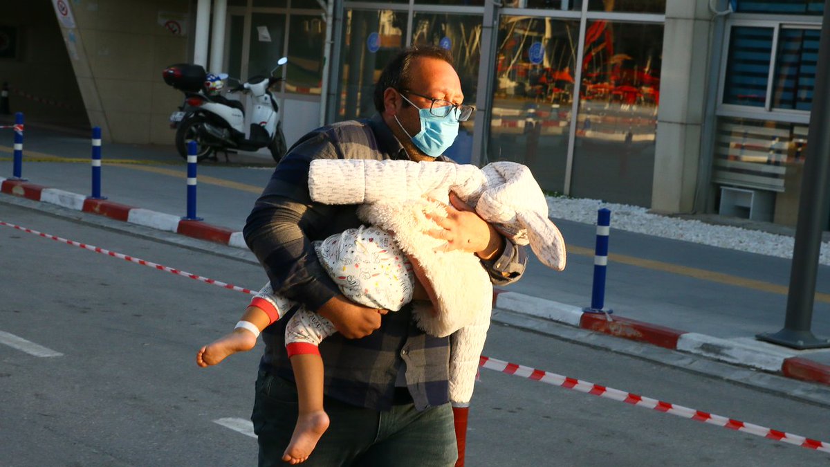 Bu çocuk Ayda.. 91. saatte enkazdan çıkarılmıştı...
Babasının kucağında böyle çıktı hastaneden.. Şenlik dağıldı, koca bir yalnızlık kaldı geriye..