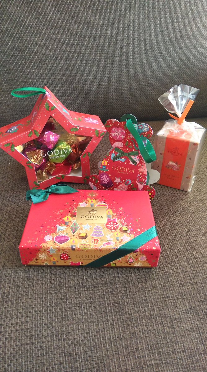 ｍｔ ゴディバのサブスク到着 ジョイフルセットのチョコレート グリッター7粒は嬉しい けどｇキューブが2つも アメリカ製だし1つで良いのに 紫芋クッキーは事前メールでプレゼント連絡が来てたけど 初回だからなのか毎回なのかは不明 金額的には
