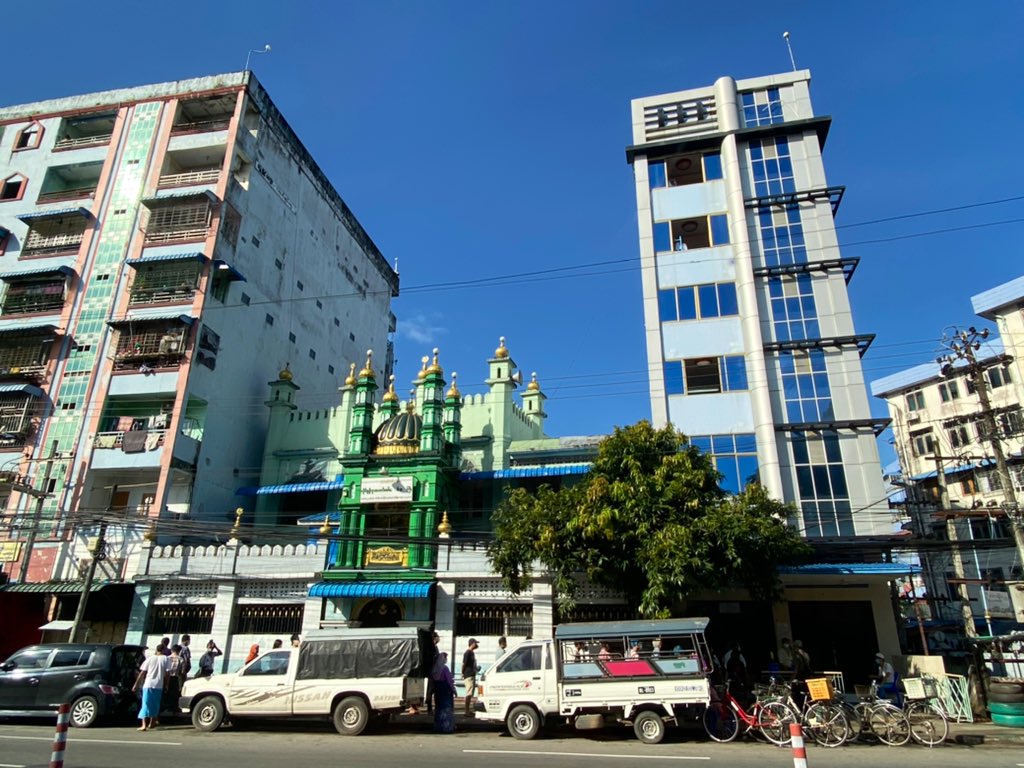 suchanareet's tweet photo. Polling stations at different locations/premises across Yangon: a dhamma centre, a railway museum, a school, a residential building adjacent to a mosque. Most seem well-managed and COVID protective gears are in abundance. 

#MyanmarElection https://t.co/5Ja8zxOso0