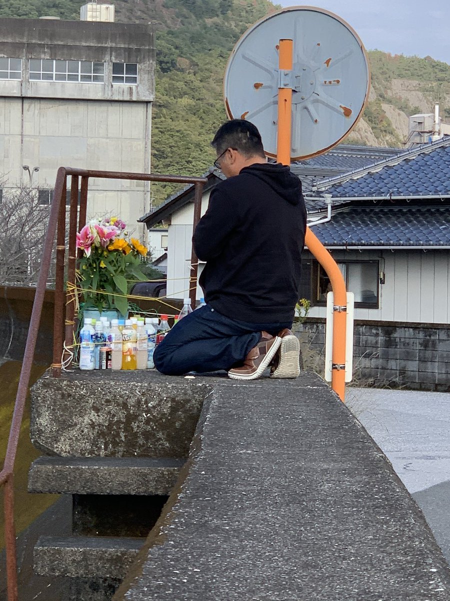 Hirohina6's tweet photo. #高知県小学生水難事故 
皆様お疲れ様です。

今日は何とか献花の交換に行く事が出来ました。
季節外れの向日葵も買えてラッキーでした。

日々のツイート、拡散にご協力頂き本当にありがとうございます。
個別返答出来てない方も居ます。申し訳ありません。

これからもよろしくお願いします。 https://t.co/8cW8Z55t9l
