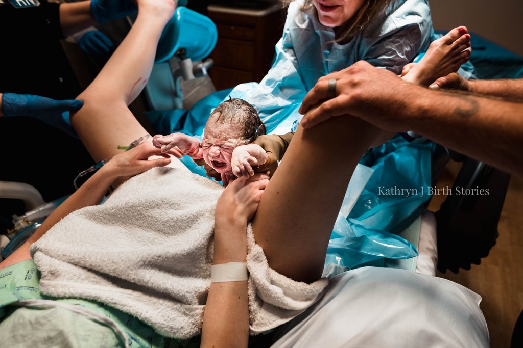 matronicidio's tweet photo. Para mí este es el momento más emocionante del parto, cuando giras al bebé, extiende los brazos, su madre lo ve y lo coje por primera vez. Sublime. 
Buenos días. https://t.co/rwCKIkevru