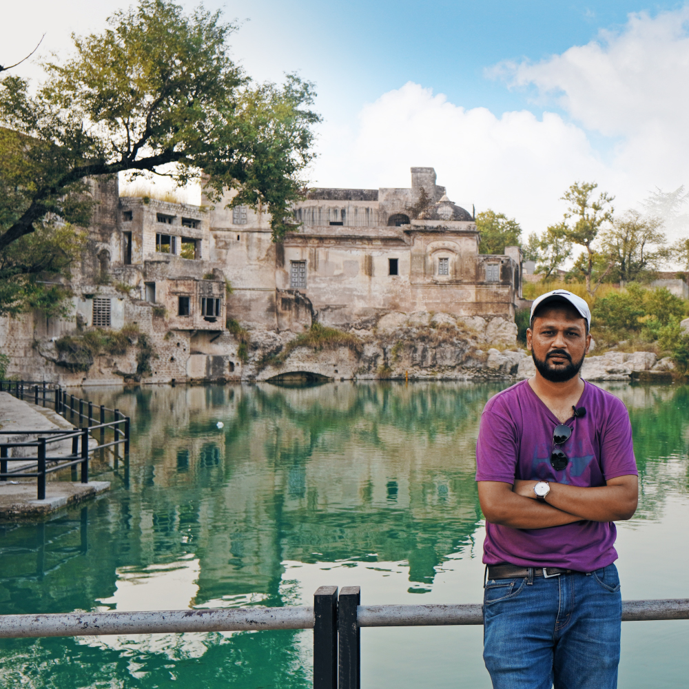 streetfoodpk's tweet photo. 5000 years old #KatasRaj #Temple 
Take a bath in this Holy Pond of Tears and your sins will wash away! This is what the #Hindus  believe about this pond inside Katas Raj
Watch the video
https://t.co/Eci8ThD33q
#travel #pakistan #vlog #chalain #hinduism #SHIVA  #mandir #india https://t.co/4N3li842yI