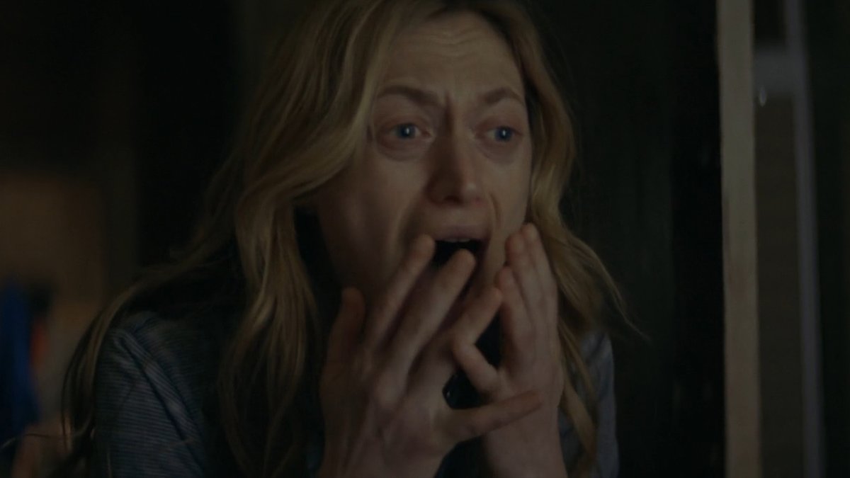 THE DARK AND THE WICKED (4.5/5) ยกเป็น 1 ใน 10 หนังสยองแห่งปี! ว่าด้วยคู่พี่น้องที่พบเจอเรื่องสุดสยองเมื่อแม่ที่ฆ่าตัวตายอย่างไม่มีสาเหตุ พ่อที่ป่วยอยู่ก็ค่อยๆทำตัวประหลาด! นอกจากการสร้างสรรค์ jump scare ที่ตกใจหลายฉากแล้ว หนังมันน่ากลัว สิ้นหวัง และใจร้ายในทุกๆทาง ตอนจบรุนแรงมาก