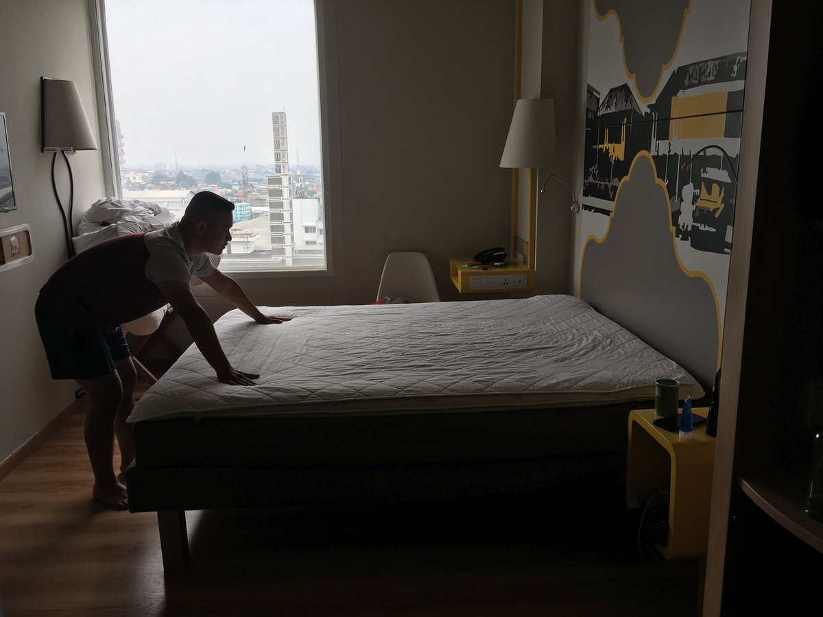 PamanSyamsa's tweet photo. Housekeeping Monitor,
Room 906 minta di Make Up.
#hotelier #housekeeping #housemaid #roomboy #makeuproom #nostalgia #isbb #ibisstyle https://t.co/Y2ZszUzTdi