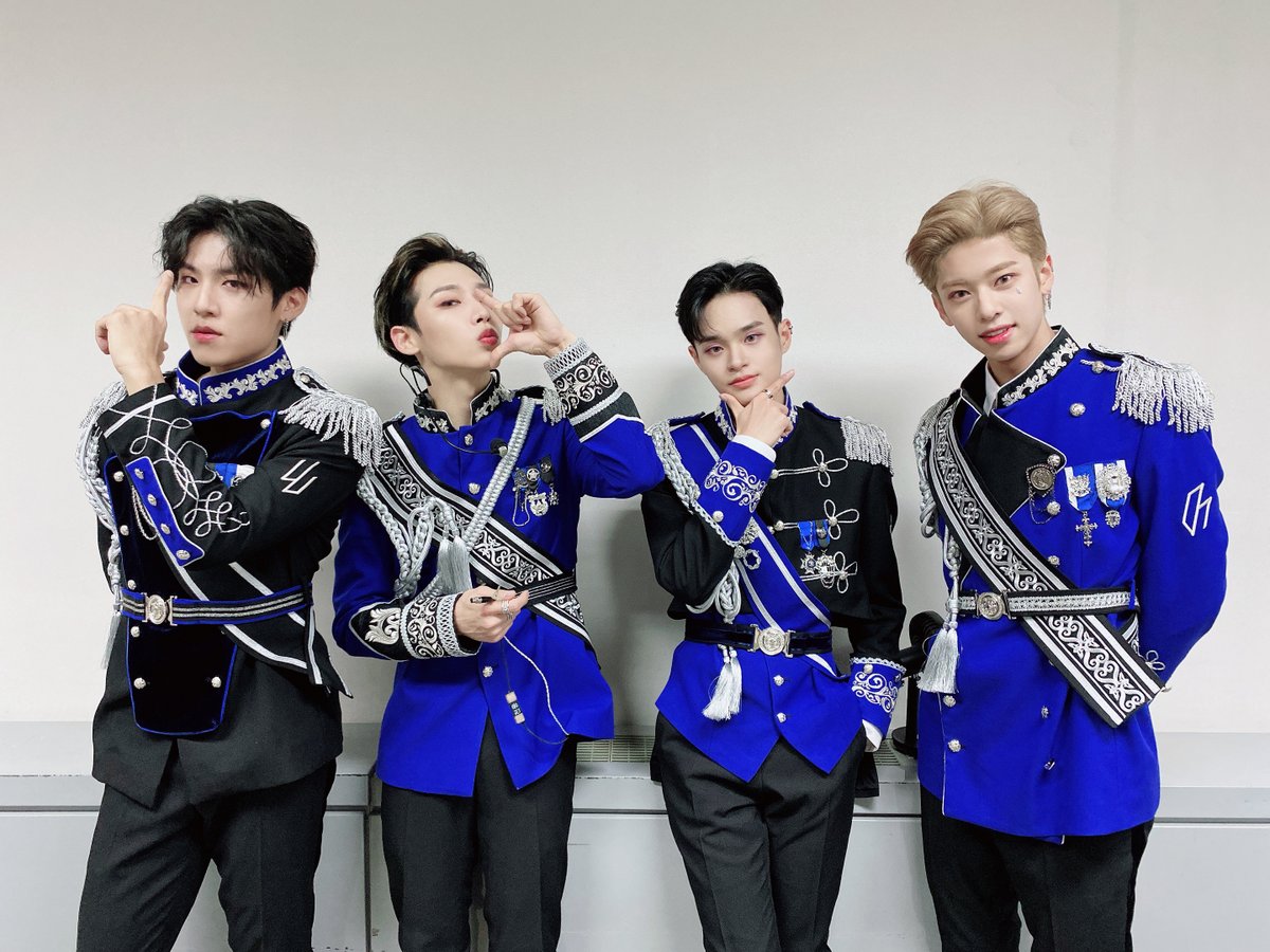AB6IX's tweet photo. 잘생긴 애 옆에 잘생긴 애 또 옆에 잘생긴 애... 아... 또 잘생긴 애, 그룹 이름이 뭐라고요? #AB6IX 💙

#SALUTE #에이비식스 #전웅 #김동현 #박우진 #이대휘 #브랜뉴뮤직 #BRANDNEWMUSIC https://t.co/Ls3jUnXtRo