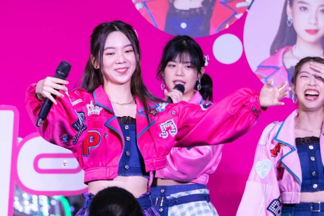 OtaSouthern48's tweet photo. อาปังมาแย้ว😍❤️

Road​Show​ Hatyai​ [07.08.20]

#PunBNK48​
#BNK48
#HeavyRotationTh https://t.co/kA9qU1rdUs
