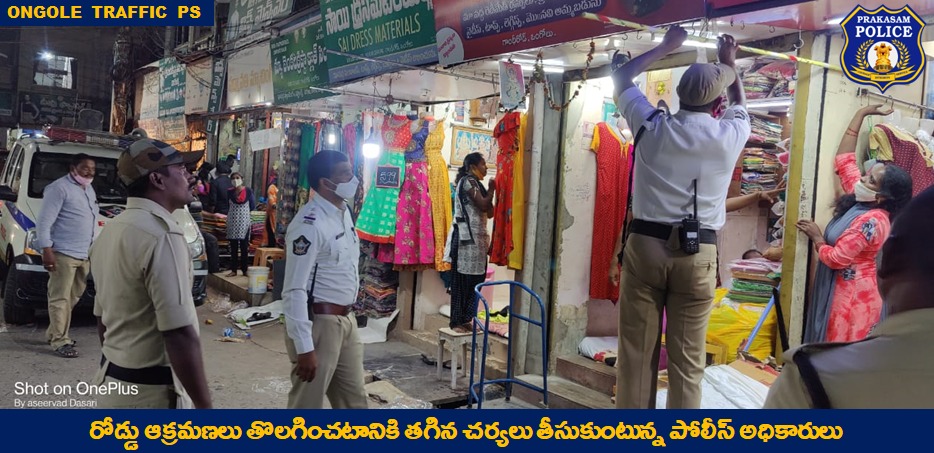 prakasam_police's tweet photo. Ensuring smooth flow of traffic: Cops clearing the illegal encroachment vendors to make the city’s footpaths pedestrian-friendly.

#Encroachments 
#FreedomOfMovement 
#CommonPublic
#CopsAtWork 
#APPolice 
#prakasampolice https://t.co/oAMoVbVX5N