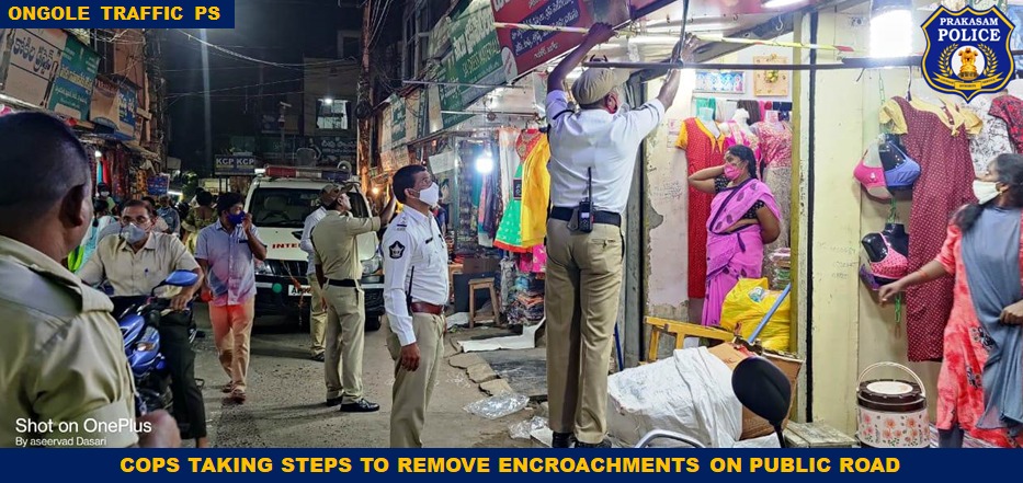prakasam_police's tweet photo. Ensuring smooth flow of traffic: Cops clearing the illegal encroachment vendors to make the city’s footpaths pedestrian-friendly.

#Encroachments 
#FreedomOfMovement 
#CommonPublic
#CopsAtWork 
#APPolice 
#prakasampolice https://t.co/oAMoVbVX5N