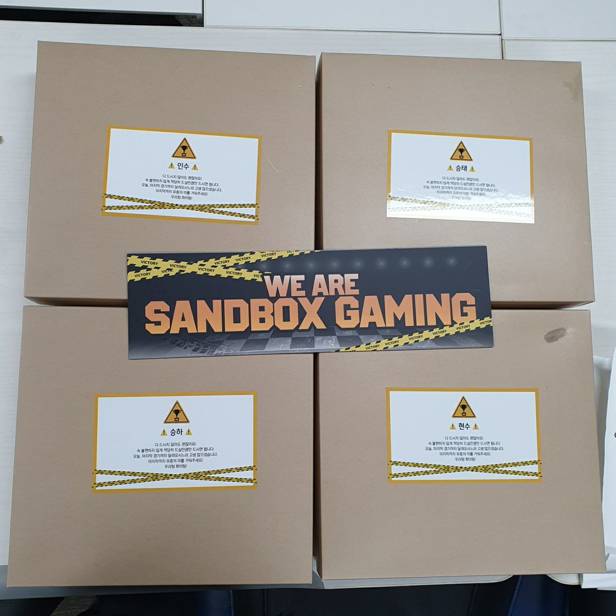 BNKFEARXLoL's tweet image. 이번 시즌 마지막 경기를 앞두고 팬분들께서 도시락과 간식을 준비해주셨습니다. 항상 응원해주셔서 정말 감사합니다. 개인전 좋은 성적으로 보답하겠습니다!😊

#SBWIN #GoSANDBOX #감사합니다