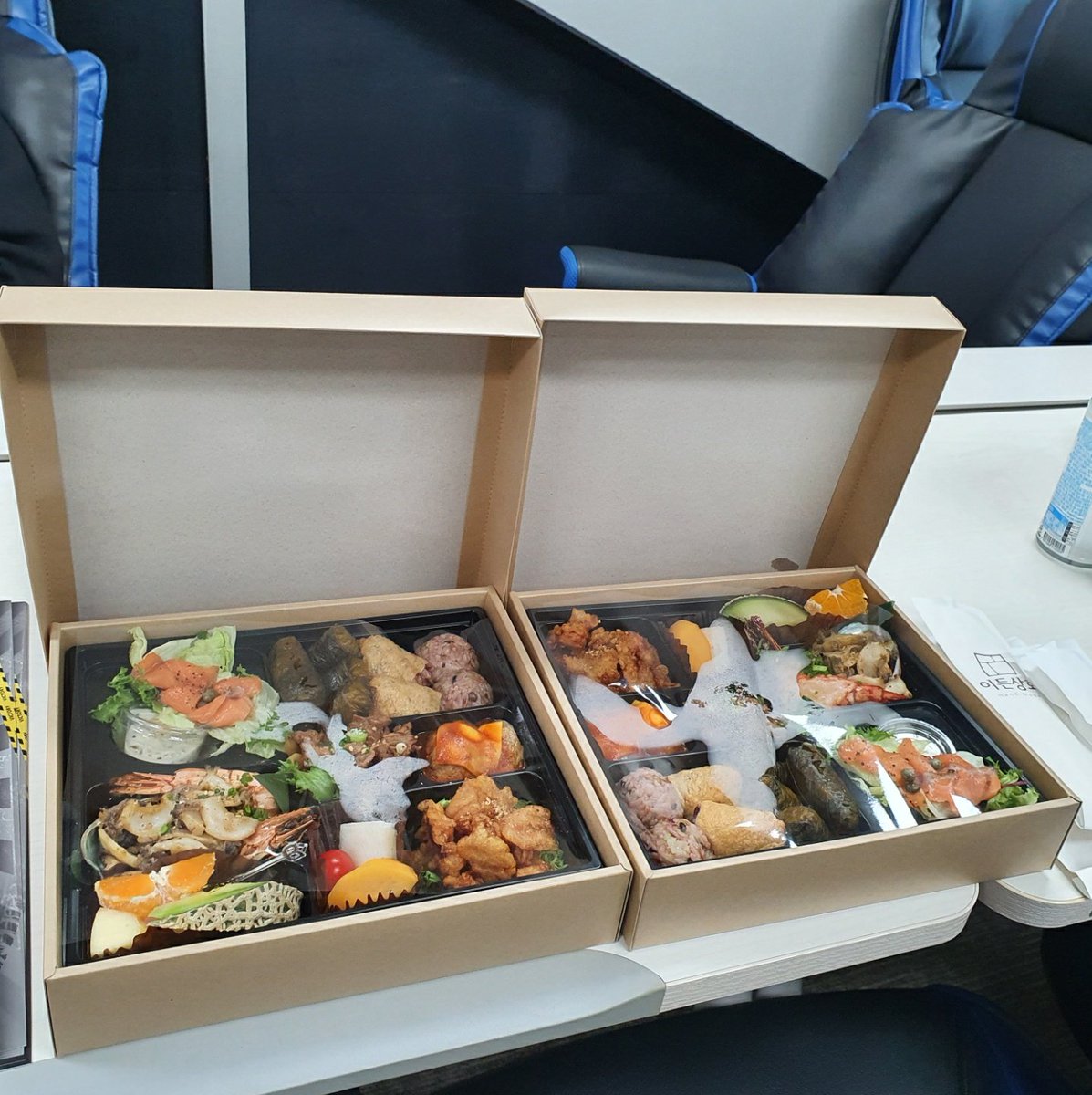 BNKFEARXLoL's tweet image. 이번 시즌 마지막 경기를 앞두고 팬분들께서 도시락과 간식을 준비해주셨습니다. 항상 응원해주셔서 정말 감사합니다. 개인전 좋은 성적으로 보답하겠습니다!😊

#SBWIN #GoSANDBOX #감사합니다