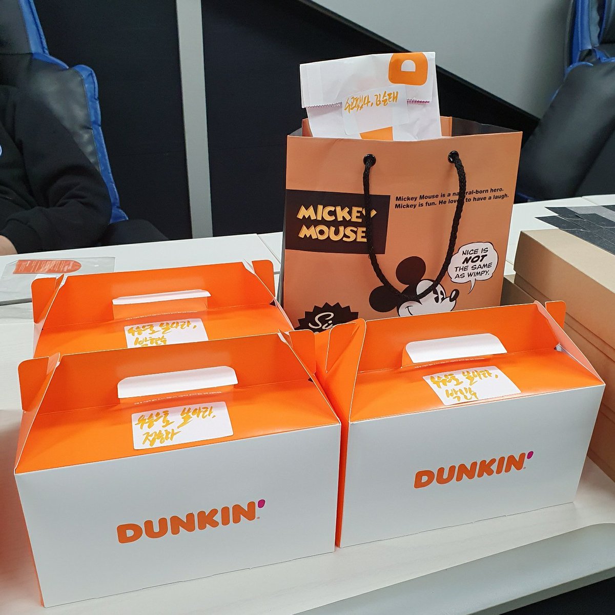 BNKFEARXLoL's tweet image. 이번 시즌 마지막 경기를 앞두고 팬분들께서 도시락과 간식을 준비해주셨습니다. 항상 응원해주셔서 정말 감사합니다. 개인전 좋은 성적으로 보답하겠습니다!😊

#SBWIN #GoSANDBOX #감사합니다