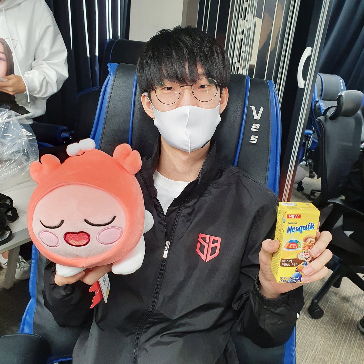 BNKFEARXLoL's tweet image. 이번 시즌 마지막 경기를 앞두고 팬분들께서 도시락과 간식을 준비해주셨습니다. 항상 응원해주셔서 정말 감사합니다. 개인전 좋은 성적으로 보답하겠습니다!😊

#SBWIN #GoSANDBOX #감사합니다