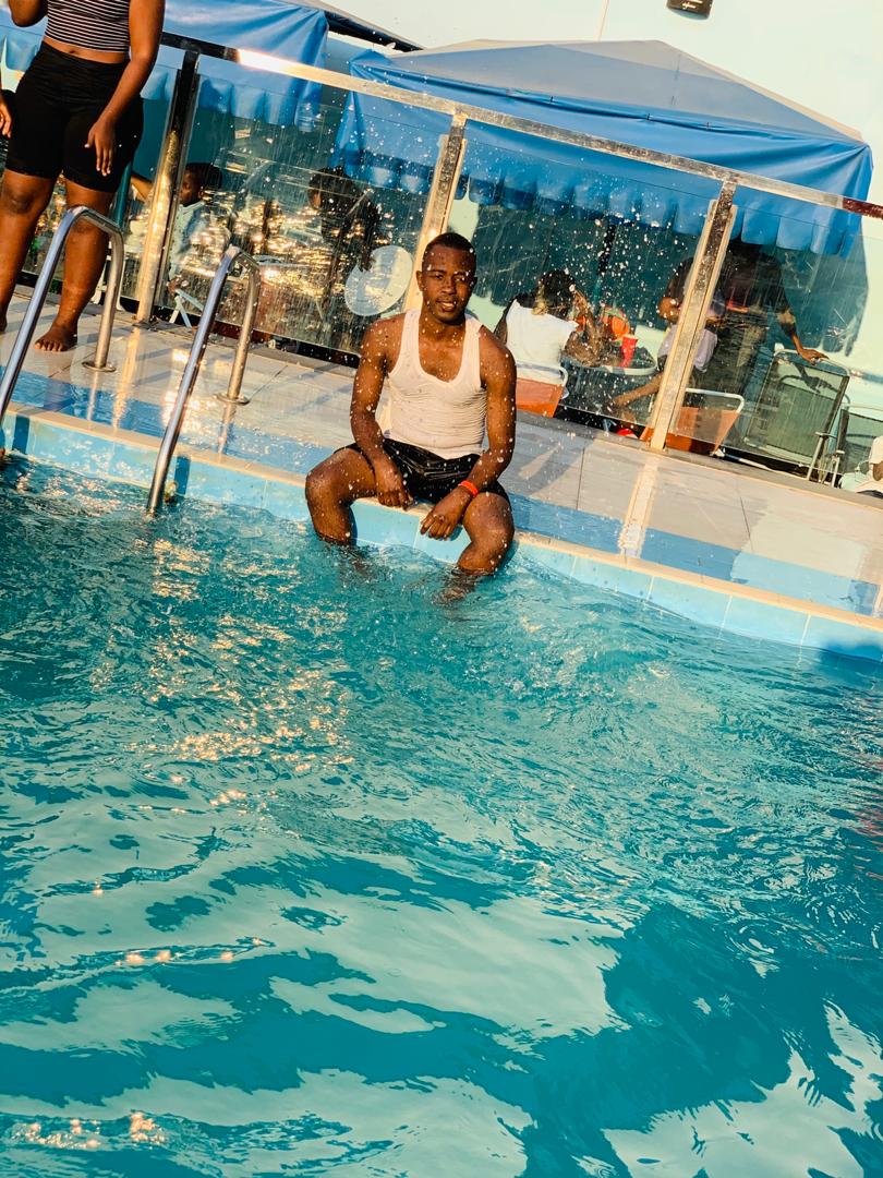 jr_twaah's tweet photo. Enjoy the moments💧🌊
#happysunday😅
Happy weekend 🌈💧, let's drip.
#Batani https://t.co/9VDJ8RfCNu