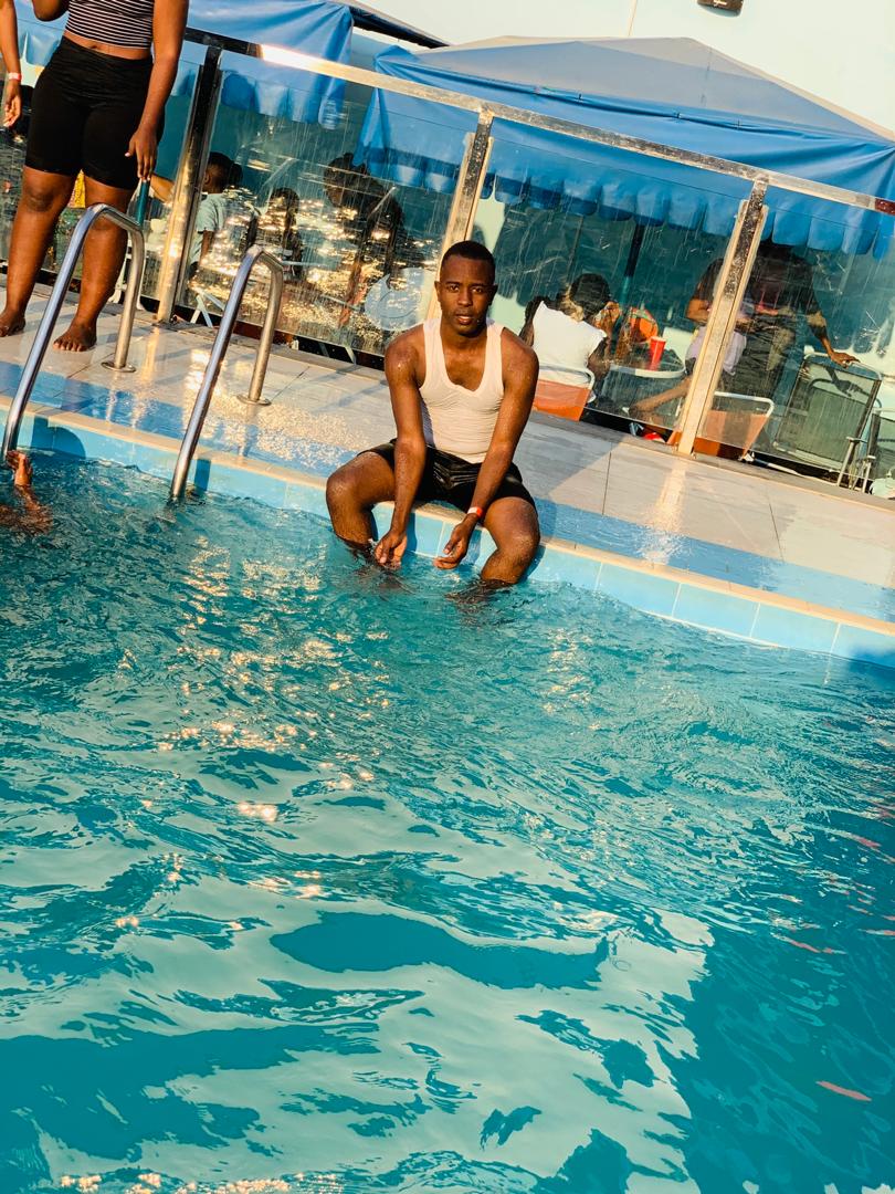 jr_twaah's tweet photo. Enjoy the moments💧🌊
#happysunday😅
Happy weekend 🌈💧, let's drip.
#Batani https://t.co/9VDJ8RfCNu