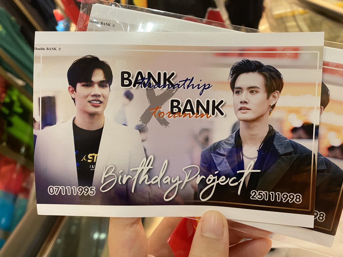 DoubleBank_9598's tweet photo. วันนี้ใครมาหา ทั้งสองแบงก์ค์ที่ mbk งาน idol แวะมารับได้นะคะ อย่าลืมไปดูป้ายโปรเจคกันด้วยนะ 🥺💓
/ทักdmบ้านมาได้เลยค่า มีจำนวนจำกัดน้า 🥰
#แบงก์ผู้บ่าวเท้าไฟ #เจ้าแบงค์กล้วยหอม
#DoubleBankHBDProject https://t.co/h7RQPa66YM