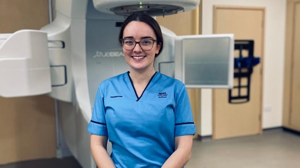 CRUKScotland's tweet image. “Caring for patients is at the heart of what radiographers do.”💜
Julia is a radiographer at the Beatson West of Scotland Cancer Centre. She graduated from an hons degree in therapeutic radiography at Glasgow Caledonian University. bit.ly/3kSQOM6 #WorldRadiographyDay