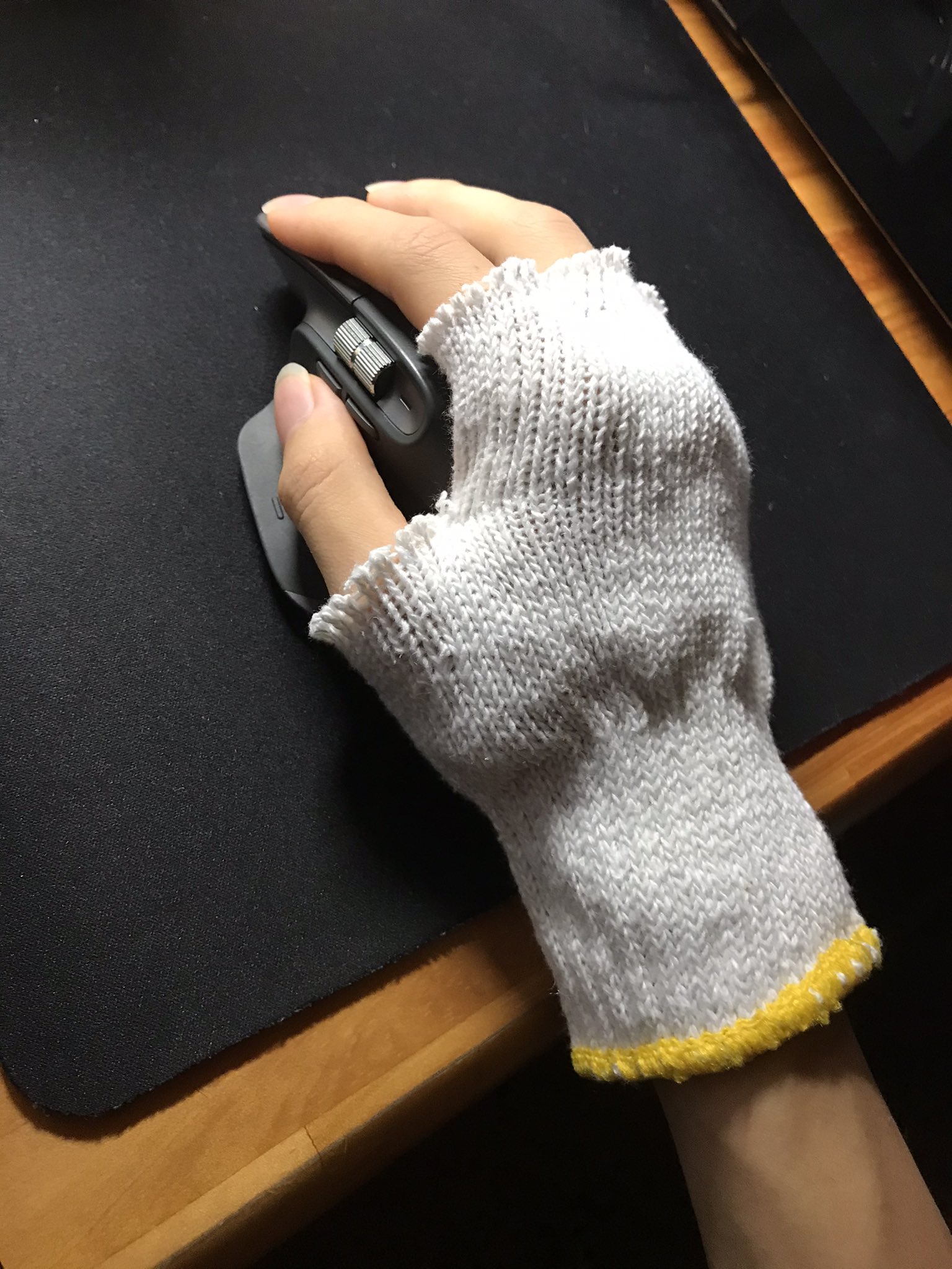 ものぐさ太郎 Spoon Pcでゲームしてる方で手汗が多い方 軍手の指先だけ切って厨二病手袋みたいにしたらストレス軽減しますよ Pcゲーム 手汗 T Co 6ckkwcxmkc Twitter