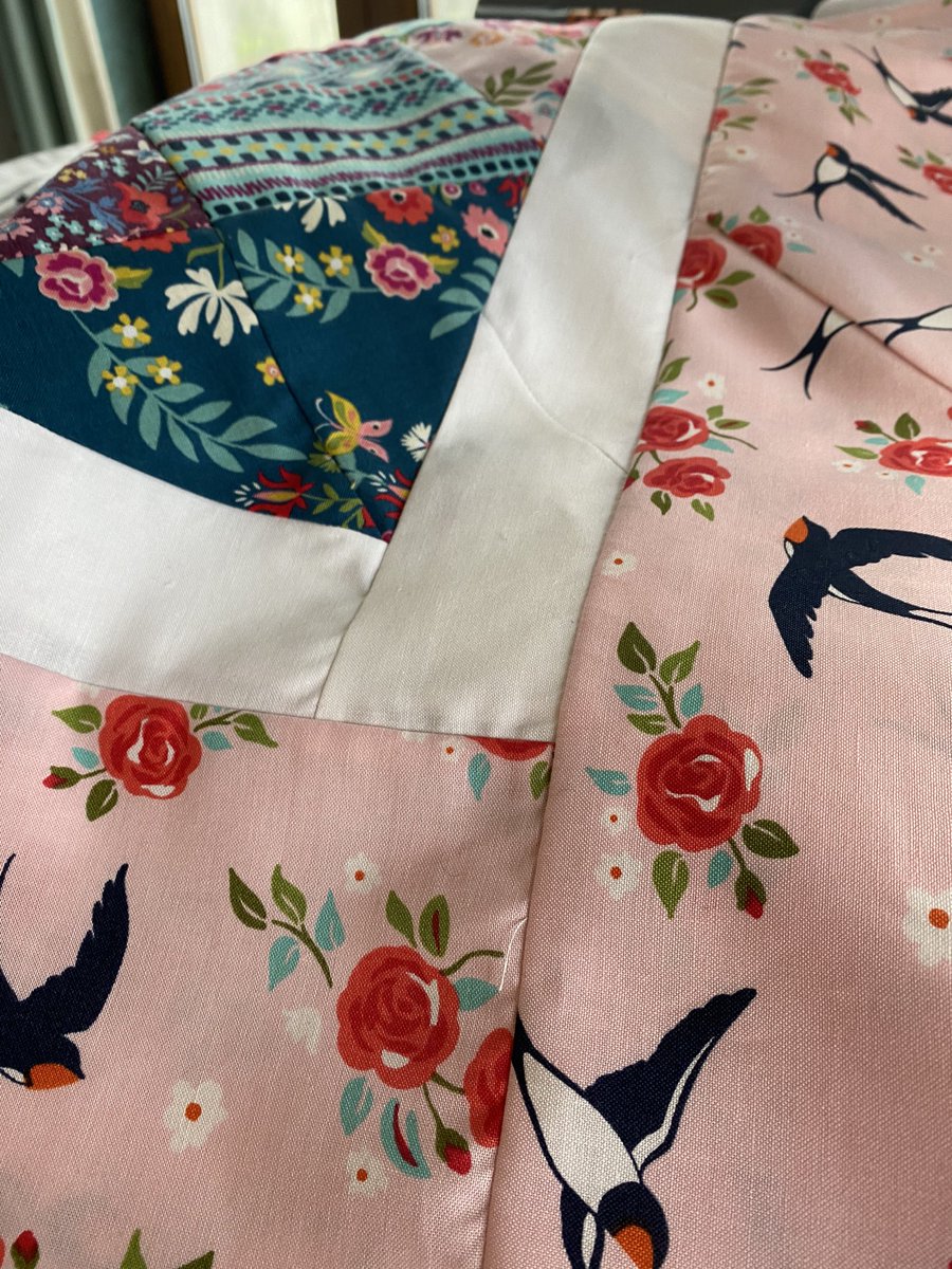 The top of a #patchwork #quilt. Lovely charm squares on point. 

#ModaFabrics #Rosa #MadeInCavan