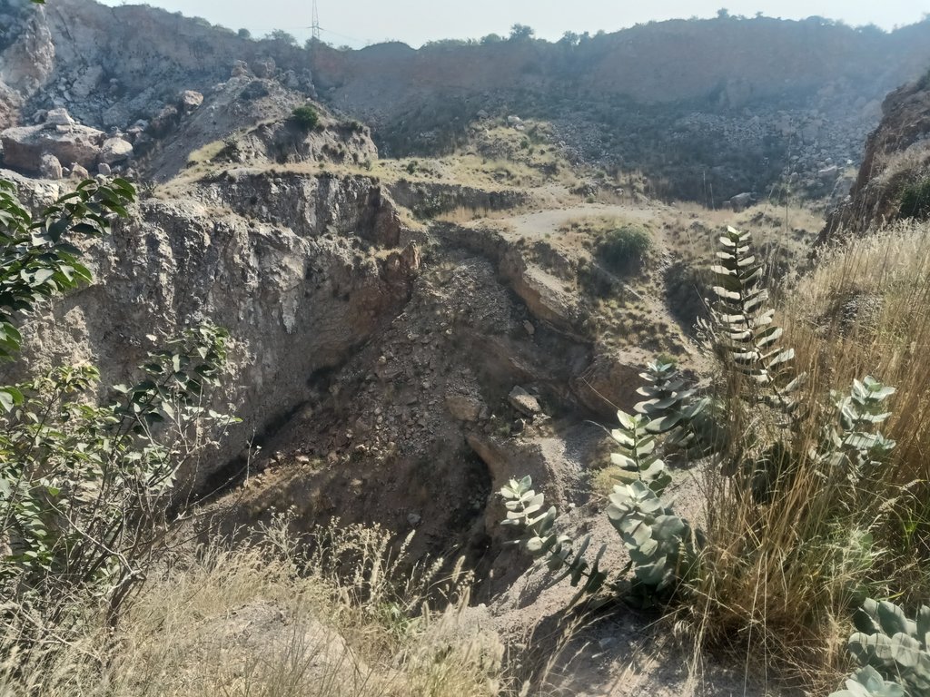 tabi_x2's tweet photo. this is how illegal crush plants have destroyed nature in #Margallahills #islamabad. Thanks to #court for banning crush plants in #Margalla. Govt need to implement court order in true spirit because some crush plants are still operational near #Bahtar beside #Isl_PshMotorway. https://t.co/9D2kt8uXwg