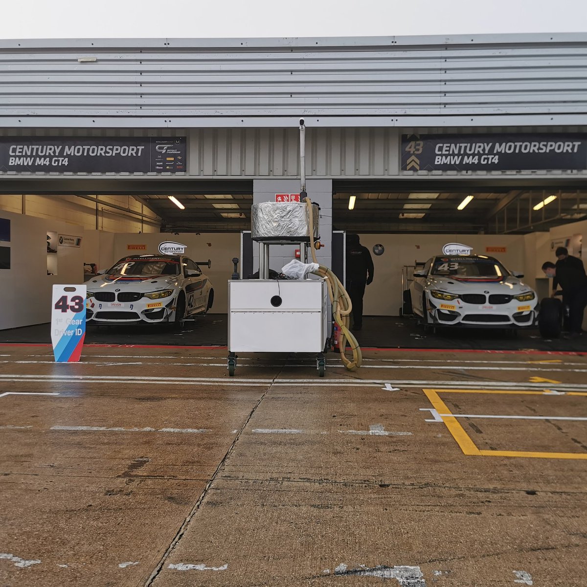 Century_Msport's tweet photo. IT'S RACE DAY!
Warm Up - 09:50
3hr Race - 12:50
Come on Team Century! 🙌
#Silverstone500 #SilverstoneShowdown #britishgt #bmwmotorsport #bmwcustomerracing https://t.co/WpB9UqzyCk