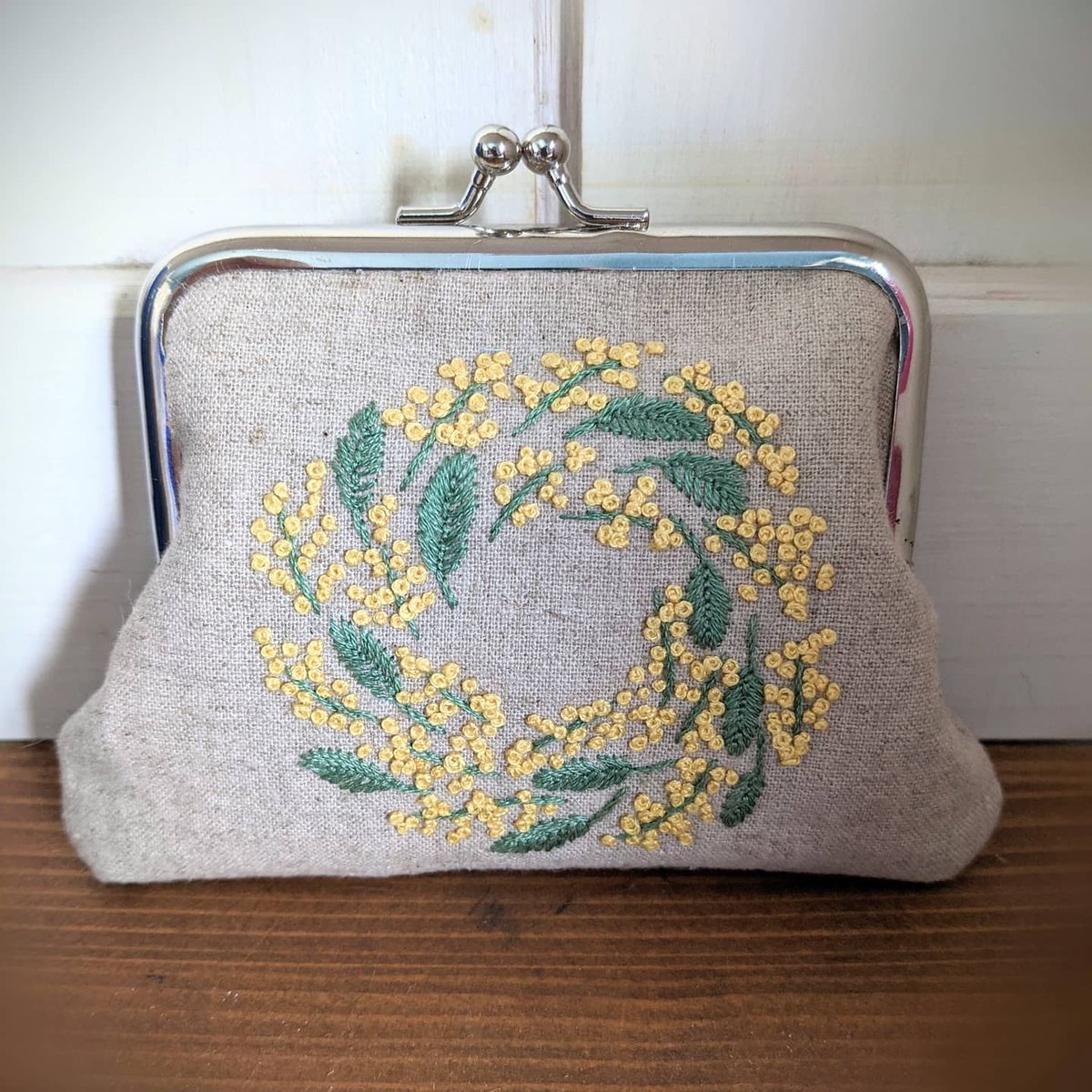 雪子 ミモザリースのがま口財布 ヤフオクに出品いたしました トートバッグとお揃いで可愛いです T Co 9i1uvii4xy ハンドメイド 刺繍 がま口財布 布小物 ソーイング