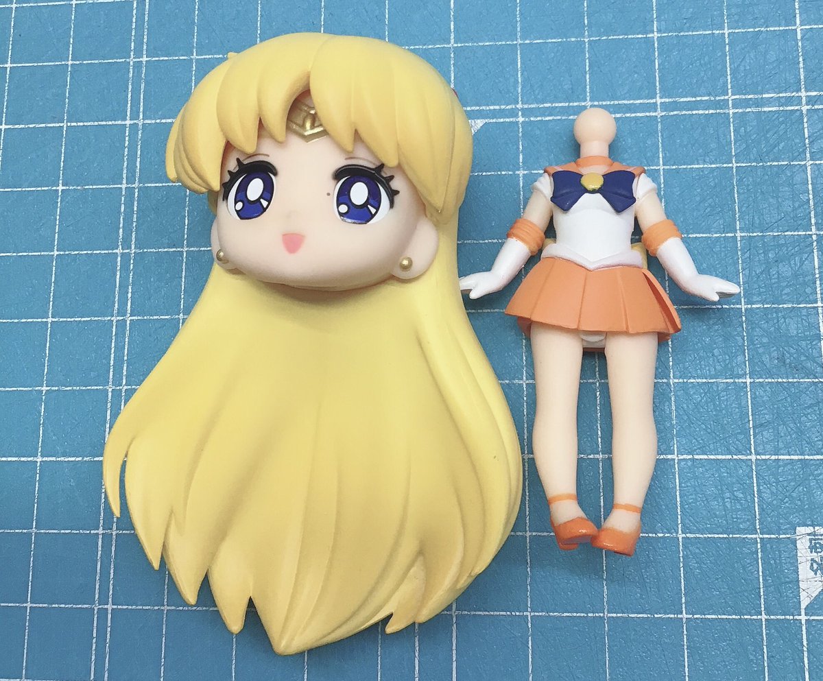 uchusen_akiba's tweet photo. フィギュアーツミニはドールにすることが出来ますよ！

【必要なモノ】
・オビツ11ボディ
・オビ球(6mm球)

オビツ11のデフォルトの首部分を抜き取り、フィギュアーツのヘッドの受けが浅いのでオビ球ジョイントの突起を片方切断し、オビ球の球部分をヘッドに装着(画像2.3枚目参照)

完成！ https://t.co/eRg3stwqMz