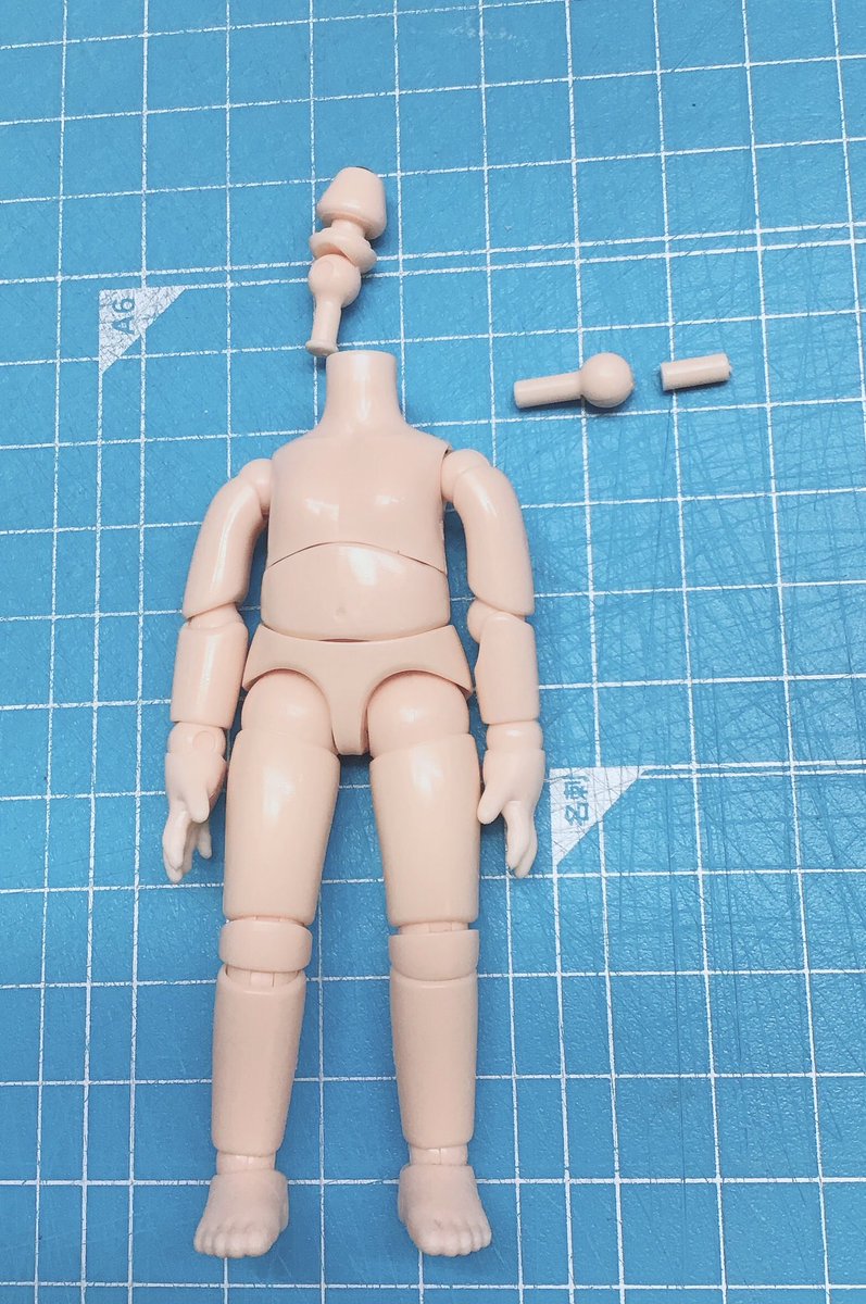 uchusen_akiba's tweet photo. フィギュアーツミニはドールにすることが出来ますよ！

【必要なモノ】
・オビツ11ボディ
・オビ球(6mm球)

オビツ11のデフォルトの首部分を抜き取り、フィギュアーツのヘッドの受けが浅いのでオビ球ジョイントの突起を片方切断し、オビ球の球部分をヘッドに装着(画像2.3枚目参照)

完成！ https://t.co/eRg3stwqMz
