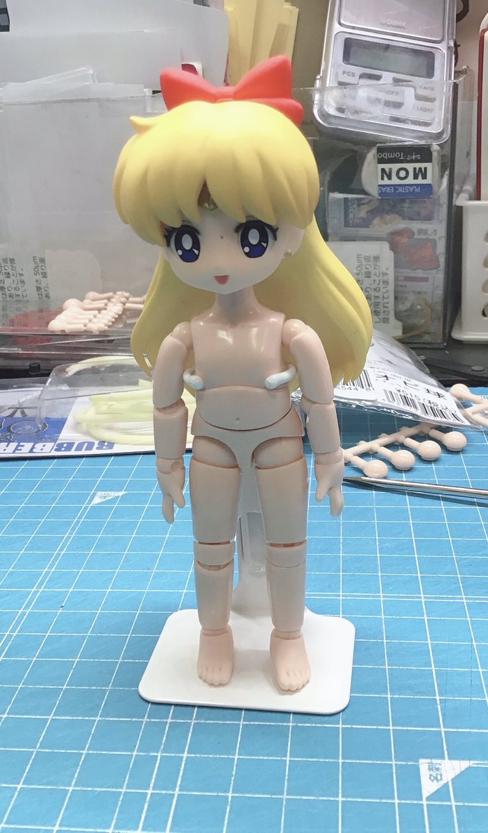 uchusen_akiba's tweet photo. フィギュアーツミニはドールにすることが出来ますよ！

【必要なモノ】
・オビツ11ボディ
・オビ球(6mm球)

オビツ11のデフォルトの首部分を抜き取り、フィギュアーツのヘッドの受けが浅いのでオビ球ジョイントの突起を片方切断し、オビ球の球部分をヘッドに装着(画像2.3枚目参照)

完成！ https://t.co/eRg3stwqMz
