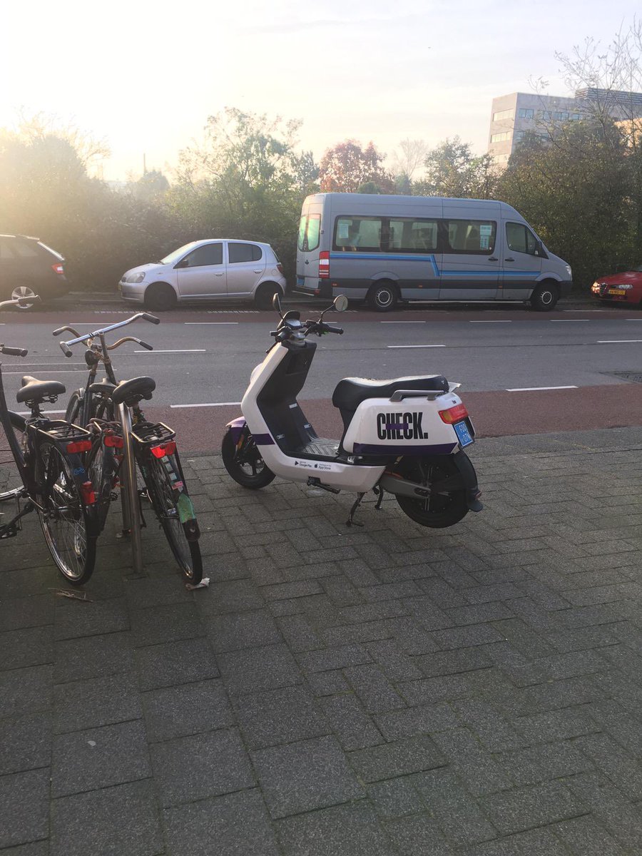 Martbetgen's tweet photo. @ridefelyx #waaromnou zou wel wat #socialer weg gezet kunnen worden #ridecheck staat #beter geparkeerd en dat binnen 50 mtr #vdwyckstraat #denhaag https://t.co/aIxvStnCnJ