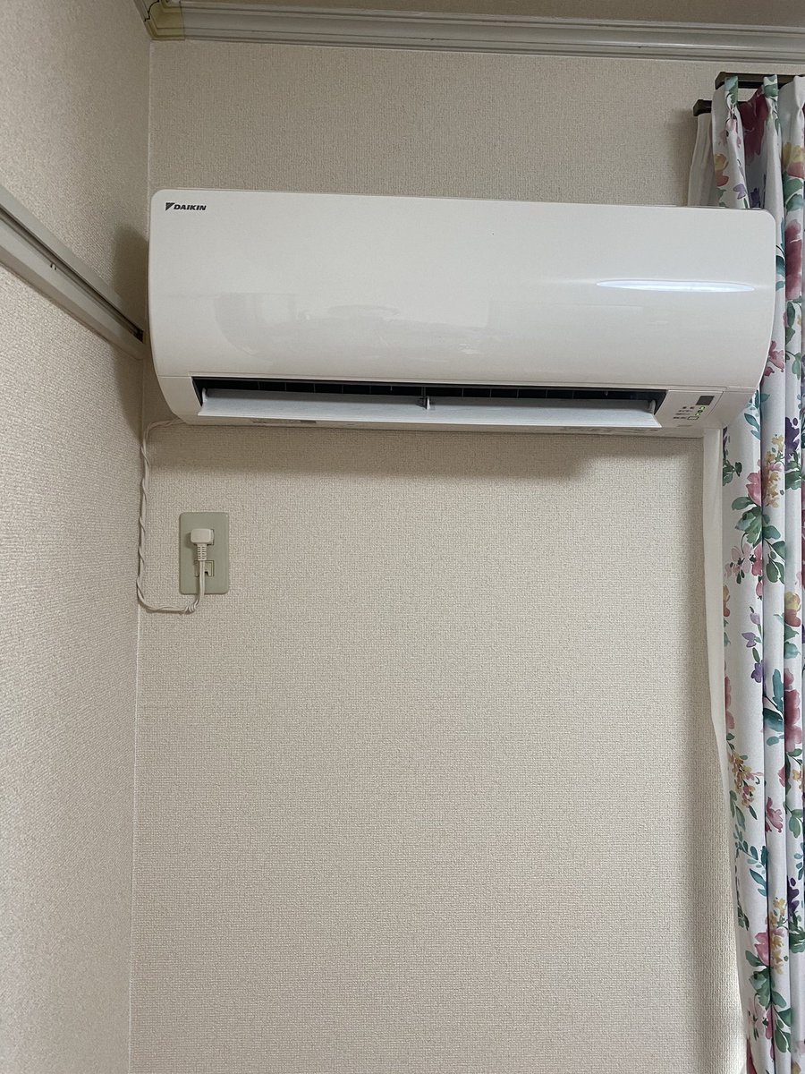 千代田電気 愛知県名古屋市 ダイワのアパートにエアコン設置完了 穴の位置低いの気になる 打ち合わせて被せてつける感じになったけどなんだかなぁ 穴あけ直したいと思った