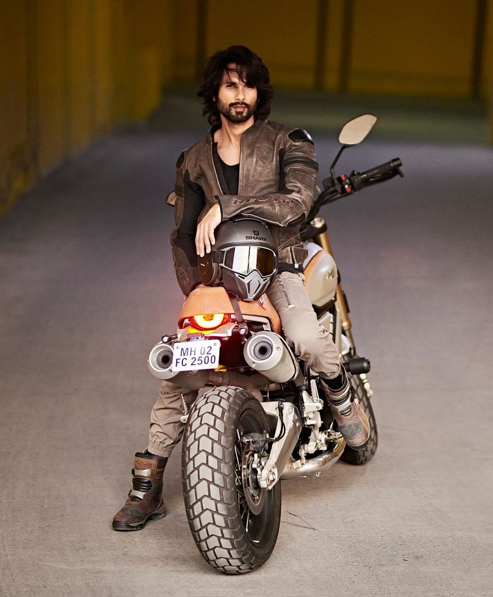 madcrewofficial's tweet photo. @shahidkapoor looks so handsome in these pictures 🔥!

follow @madcrewofficial for more !

#madaboutcinema #madcrewcreations https://t.co/GtJwJ8bhFE