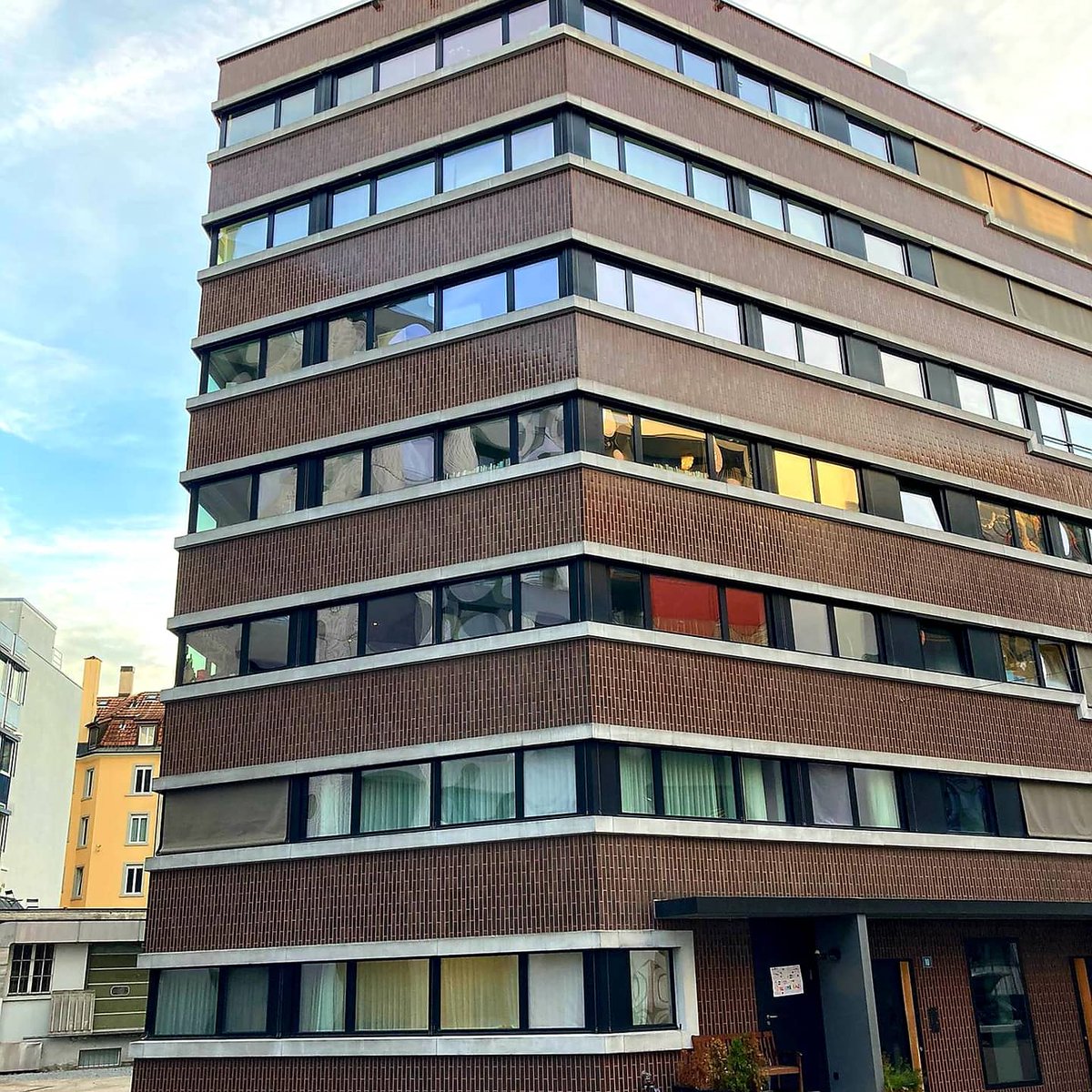 GlassDocAG's tweet photo. Im Auftrag der Steiner Generalunternehmung sanieren wir aktuell 1'100 Fensterglasscheiben bei der Überbauung Wolframplatz in Zürich. 
#zürich #wolframplatz #steinerag #glassresq #verätzung #glasspolish #glassanierung #glassrepair #gogreen #baumängel #instandsetzenstattersetzen https://t.co/Bhd3KtJNDu