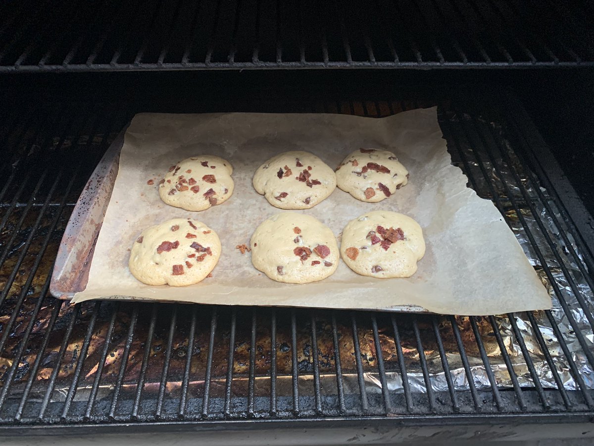 GeoffDeSantis's tweet photo. @DivaQBBQ I’ve been trying to do more baking on my @TraegerGrills to get more depth of flavors but I’m finding it’s taking a lot longer to bake. Any suggestions? Also could it be that my new pro 780 lid doesn’t close all way? @TraegerGrills can you help with this issue? https://t.co/4lwp0h5iH3