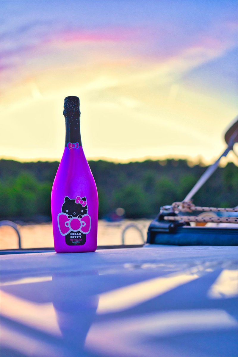 tortiwine's tweet photo. Hello Kitty Sparkling Rosè Glamour https://t.co/4gYRcotJhD