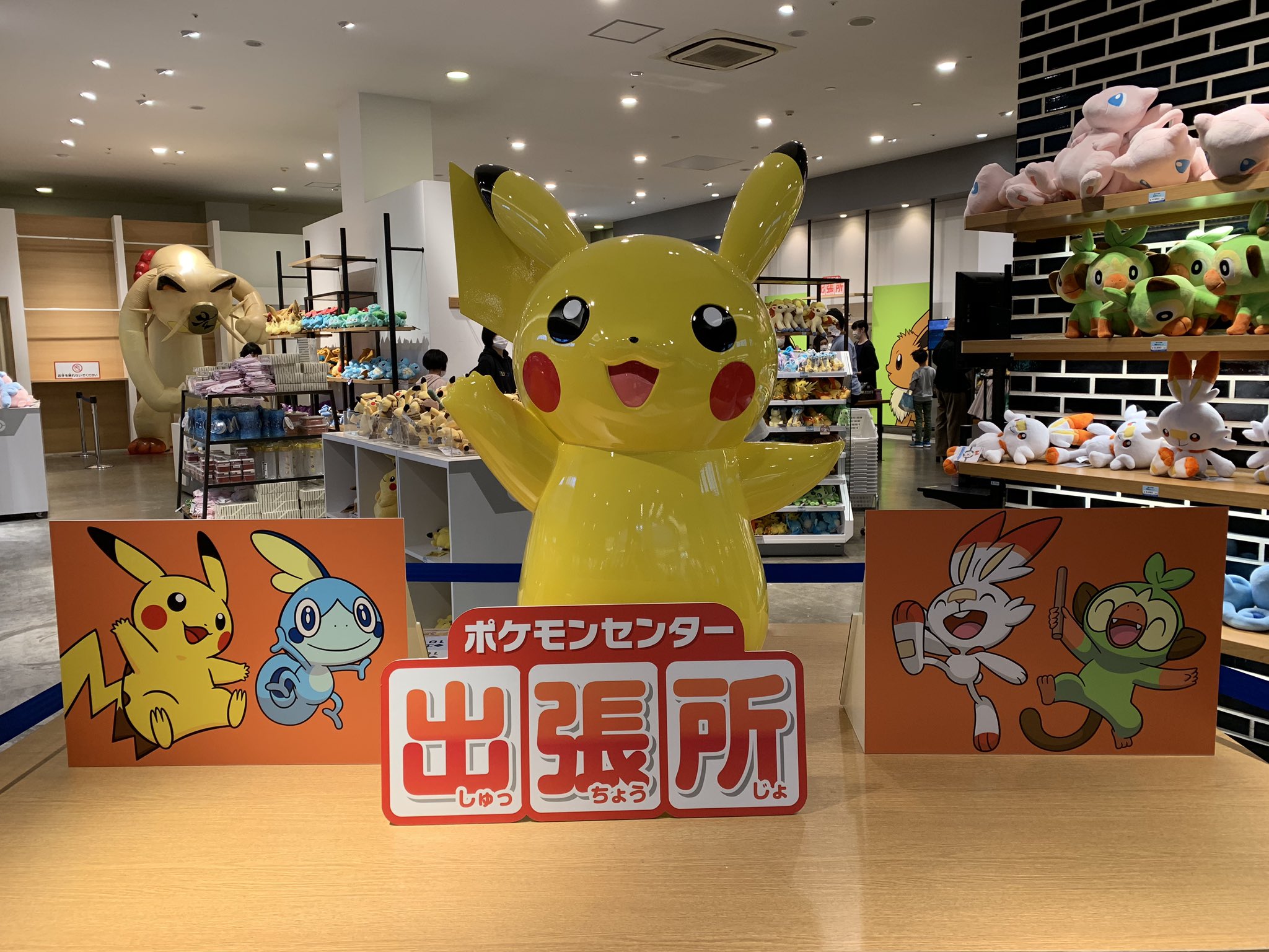 Mai ポケモンセンター出張所ｉｎモレラ岐阜 いつの間にか岐阜県にオープンしてたポケモンセンター出張所 店内のボードとかもかわいいから皆も来てねー ポケセン金沢の最寄りの金沢駅から岐阜駅まで電車で一本 そこからバスでモレラまで来れるみたい
