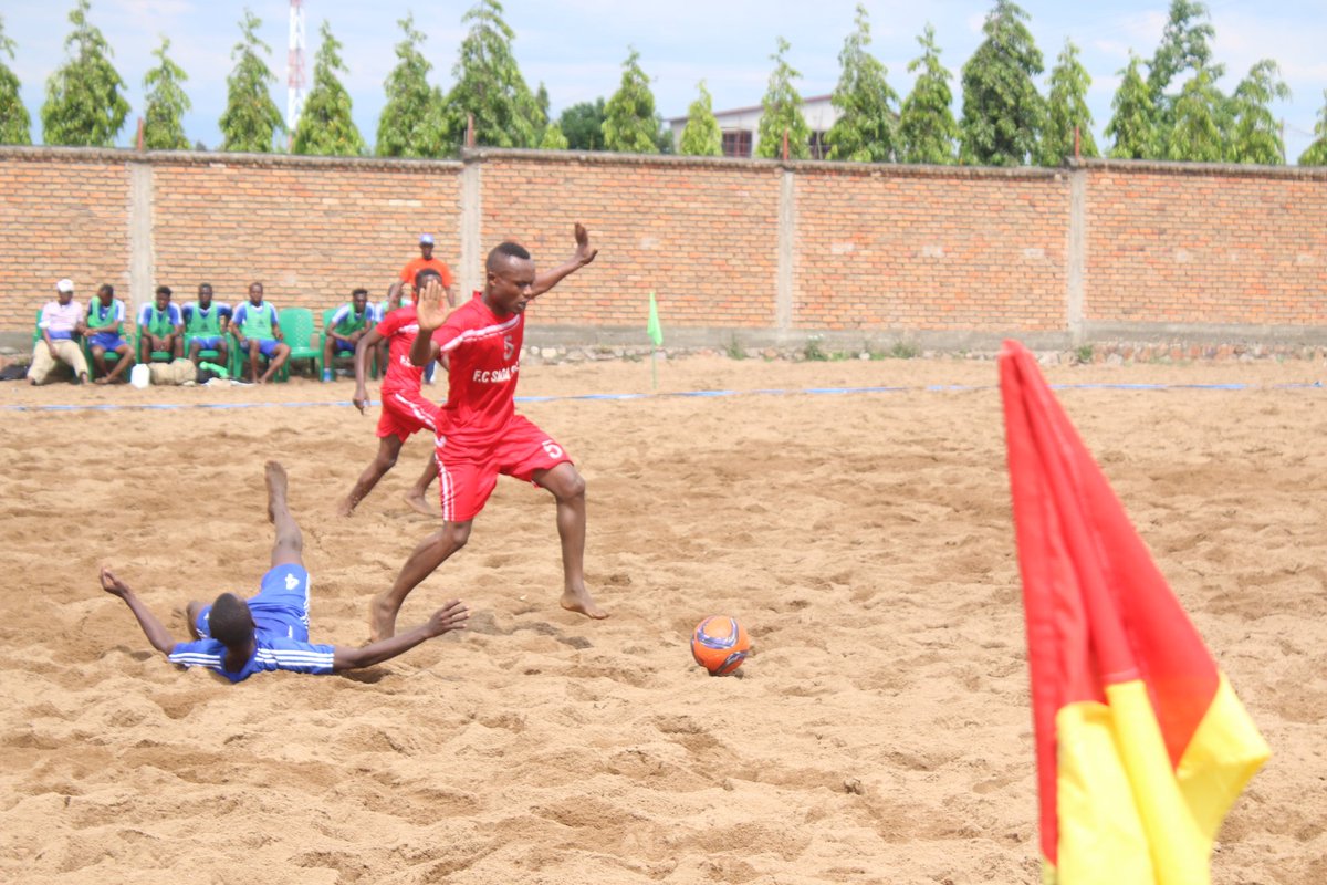 BurundiFF's tweet photo. #Burundi Les matches de la 6è journée de Beach Soccer sont en cours au #BigOneBeach de Kajaga.
Après le match opposant #SagaSableBS à #BeachBoys soldé par un 7-2 en faveur de SagaSable BS, #MuroSupliers joue contre #Azams BS. https://t.co/trVSdMeuK9