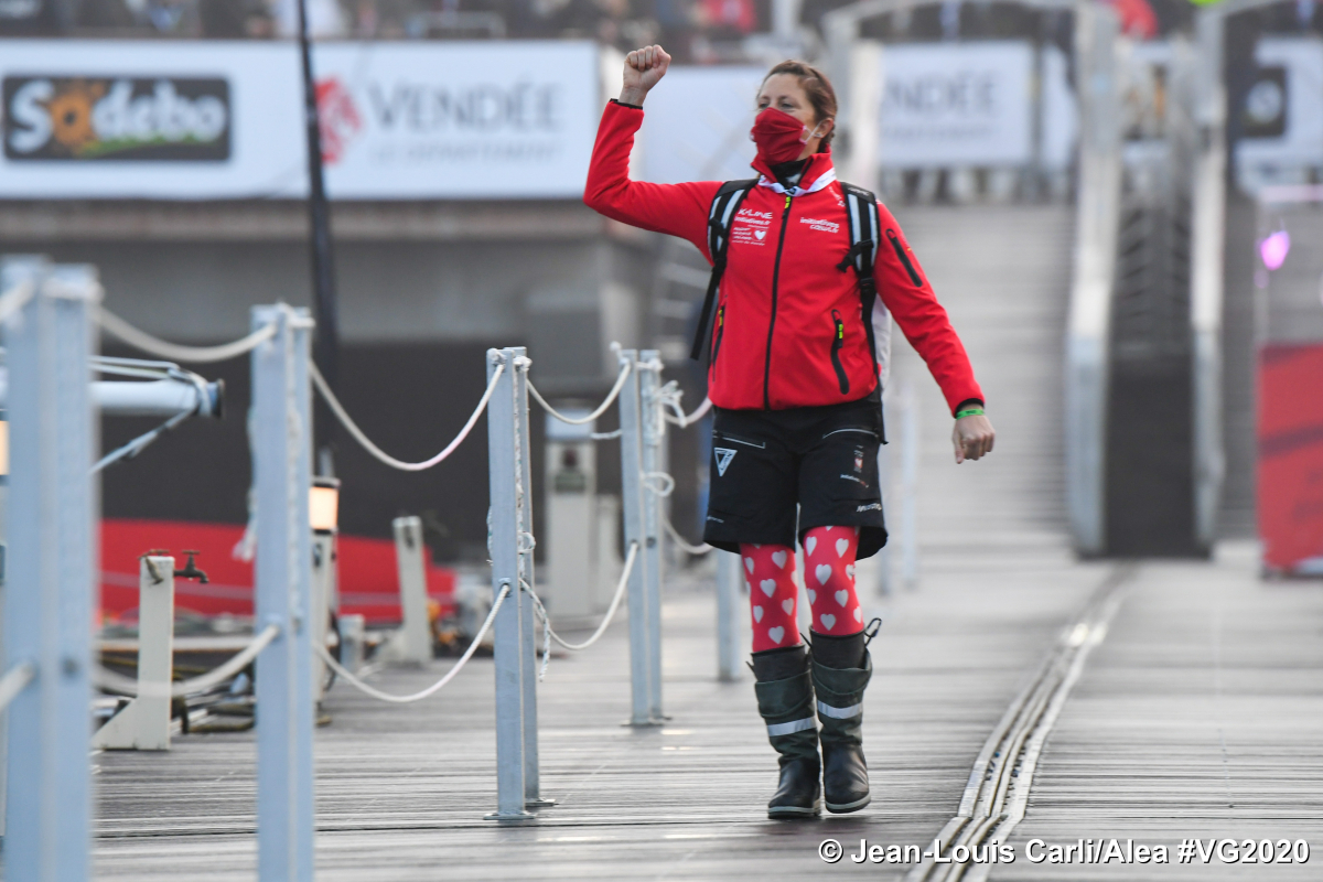 Ça y est, <a href="/samanthadavies/">Sam Davies</a> a largué les amarres. Instant solennel sur un ponton sans foule mais non pas sans émotion.
#VendeeGlobe #VG2020