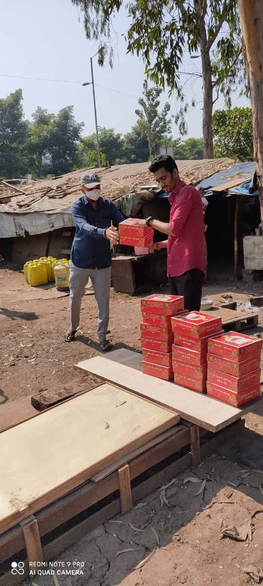 Socialarmy_4U's tweet photo. #socialarmy ग्रुप सूरत, द्वारा हर साल दीवाली त्योहार के दौरान जरूरत मंद लोगो के मुख पर मुस्कान लाने के लिए #SmileKit का वितरण किया जाता है जो इस साल भी किया जा रहा है, स्माइल कीट का वितरण दीवाली तक अविरत रूप से चलाया जायेगा। @collectorsurat @MySuratMySMC @CommissionerSMC https://t.co/Bp8wTxB5VV