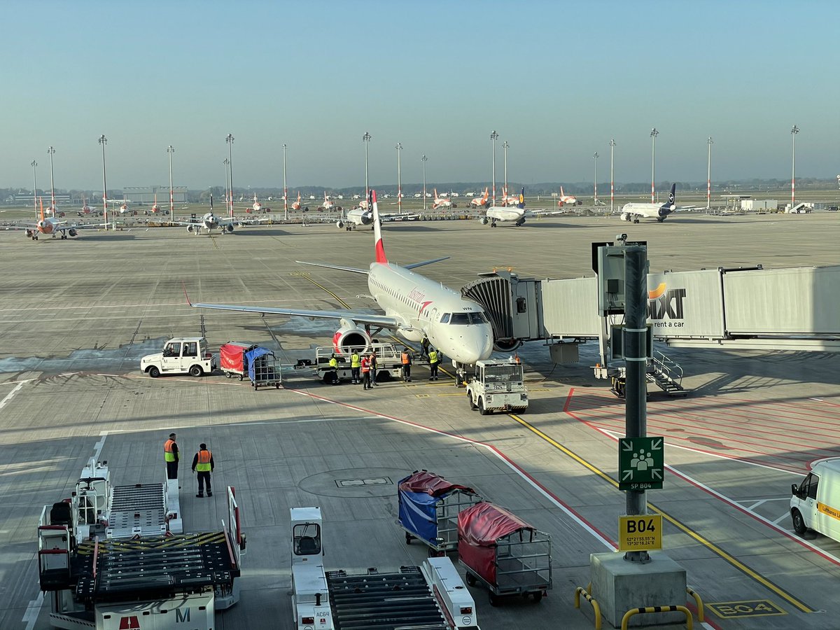 MichaelCsoklich's tweet photo. Erster @_austrian Flug vom Flughafen Berlin-Brandenburg #BER nach Wien! #Flightcast ist dabei @flughafen_wien @t_gru @PKleemannVIE @andreas_perotti @markusklopf @mleutke @IATA @LazariKalliopi https://t.co/YcxtD2hPfm