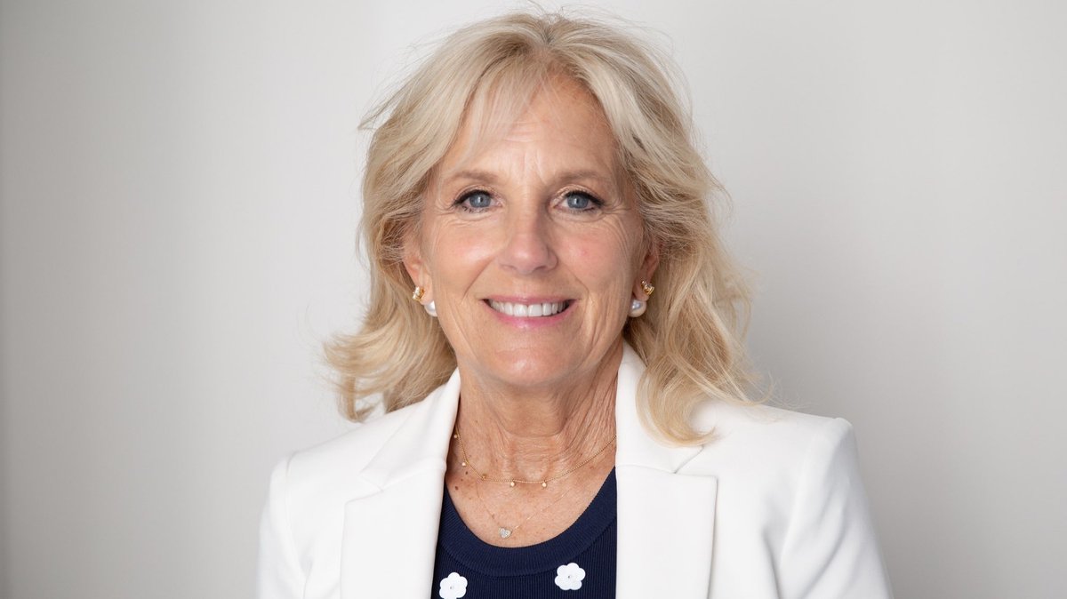 Dr Jill Biden will make history as the first Professor FLOTUS 🇺🇸

Jill has four degrees including a doctorate and works at a community college. 

She plans to become the first FLOTUS in its 231-year history to continue her current job once moving into the White House.