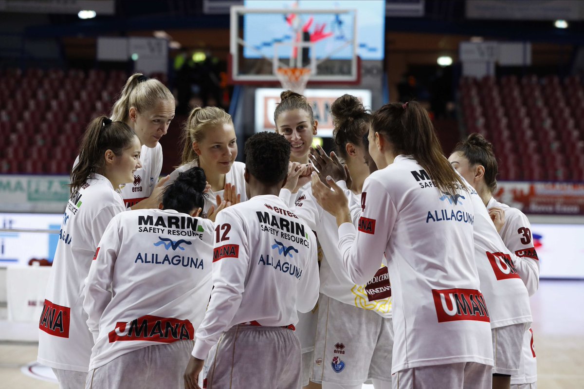 REYER1872's tweet photo. ⭐️ Girls on top!
#leonesse #ReyerWomen #lastoriacontinua #lbflive 
@YMAnder12 https://t.co/68EAtyzn2U