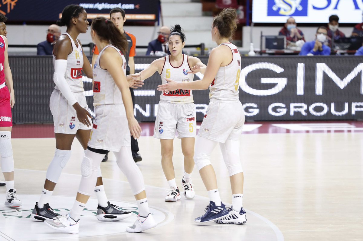 REYER1872's tweet photo. ⭐️ Girls on top!
#leonesse #ReyerWomen #lastoriacontinua #lbflive 
@YMAnder12 https://t.co/68EAtyzn2U