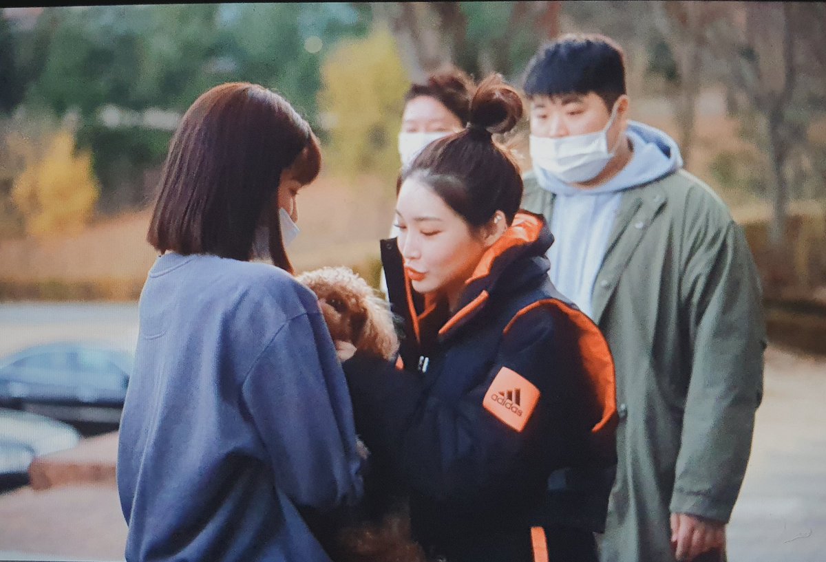 WillBeThereDot's tweet photo. 201108 프리뷰
#청하 #CHUNGHA 
퇴근길에 만난 달콩이🐶 https://t.co/IBUbSqZhlV