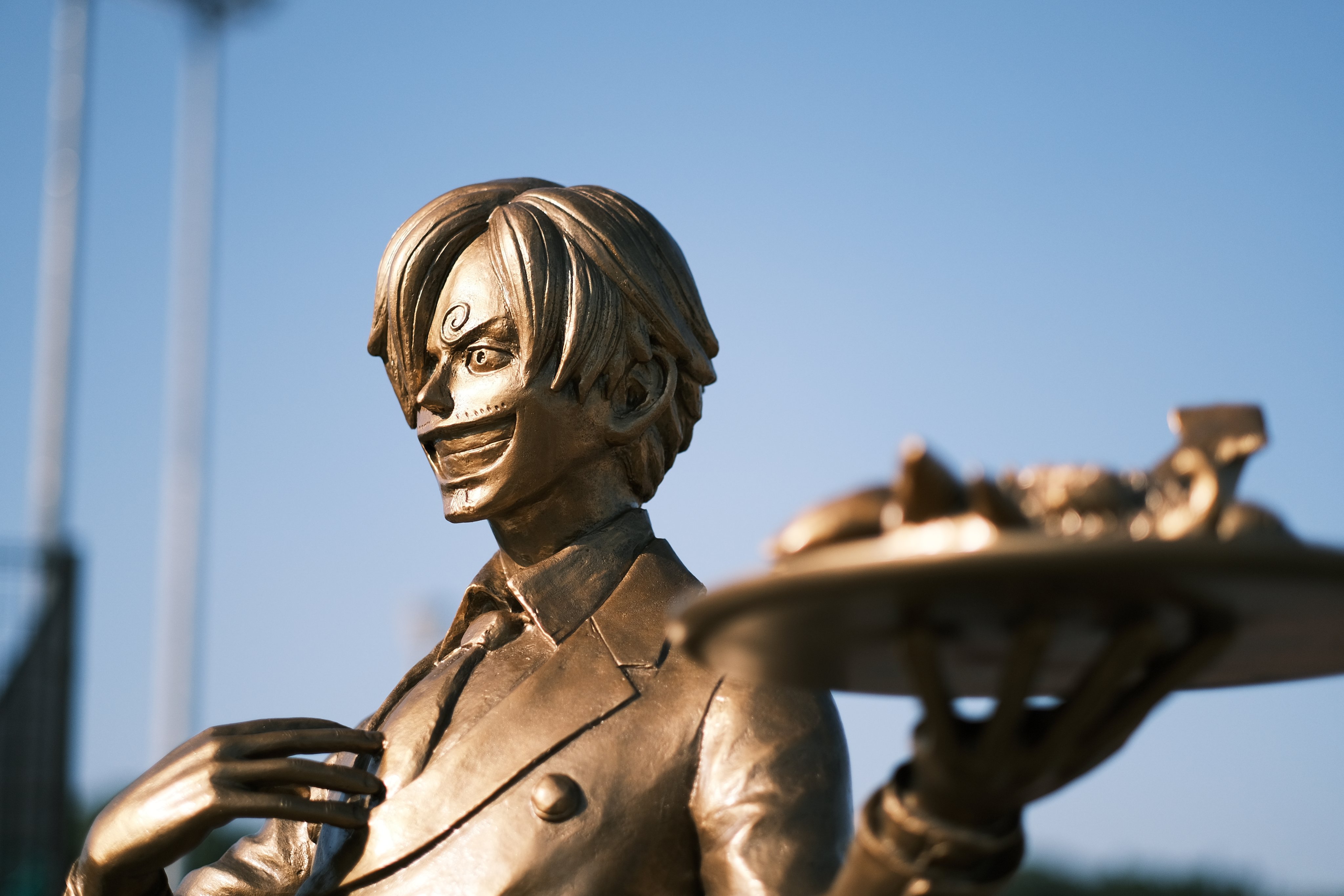 ストロム サンジ像は まさか運動場にいるとは思わんかった サンジ像 ワンピース像 サンジ ミナテラス 益城町陸上競技場 T Co 8lm17ugkw1 Twitter