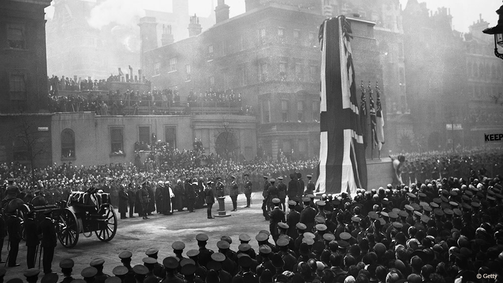 Today, we remember those who have fought and died in conflict. #RemembranceSunday

📷 Unveiling of the Cenotaph by King George V, 1920.